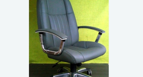 Перетяжка офисного кресла кожей. Пугачев